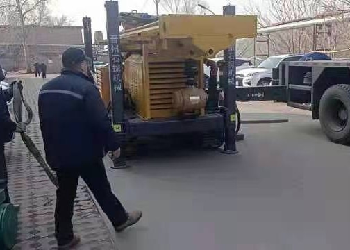 고무 크로라는 공기 굴착 장치 180 미터 깊이를 탑재했습니다